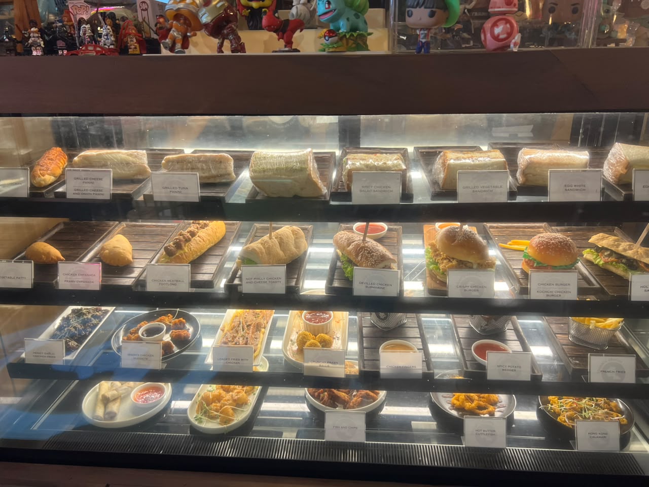 Sandwiches and plates in the Café 1 case