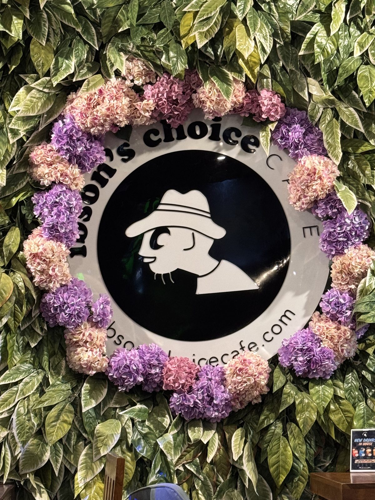 The café mark circled in hydrangeas